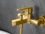 Robinet de baignoire avec douche à main. Le robinet est composé d'un corps principal en laiton dotés d'une finition or brossé, offrant un aspect élégant et moderne. GARANTIE 5 ANS, LIVRAISON OFFERTE 5 à 6 Jours
